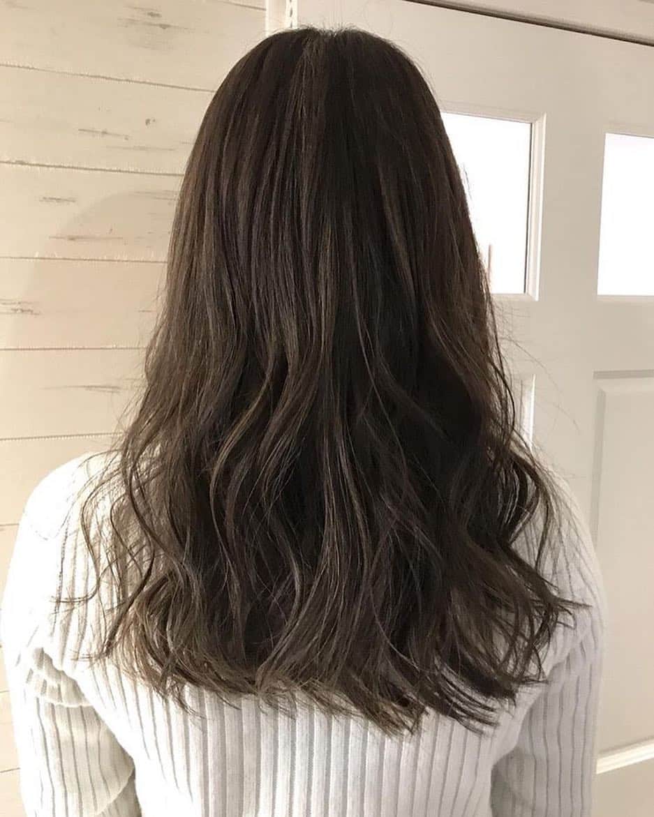 菅原萌香のインスタグラム：「そーいえばちょっと前にまた髪色チェンジしたんだ😊 写真だと見にくいけど、ピンク系続いたから落ち着かせつつ、ハイライトいれてすごくいい感じになりました💓 いつもわがまま聞いてくれるまいさんに感謝です🙇‍♀️❤️･ #ヘアカラー #KAINO #菅原萌香」