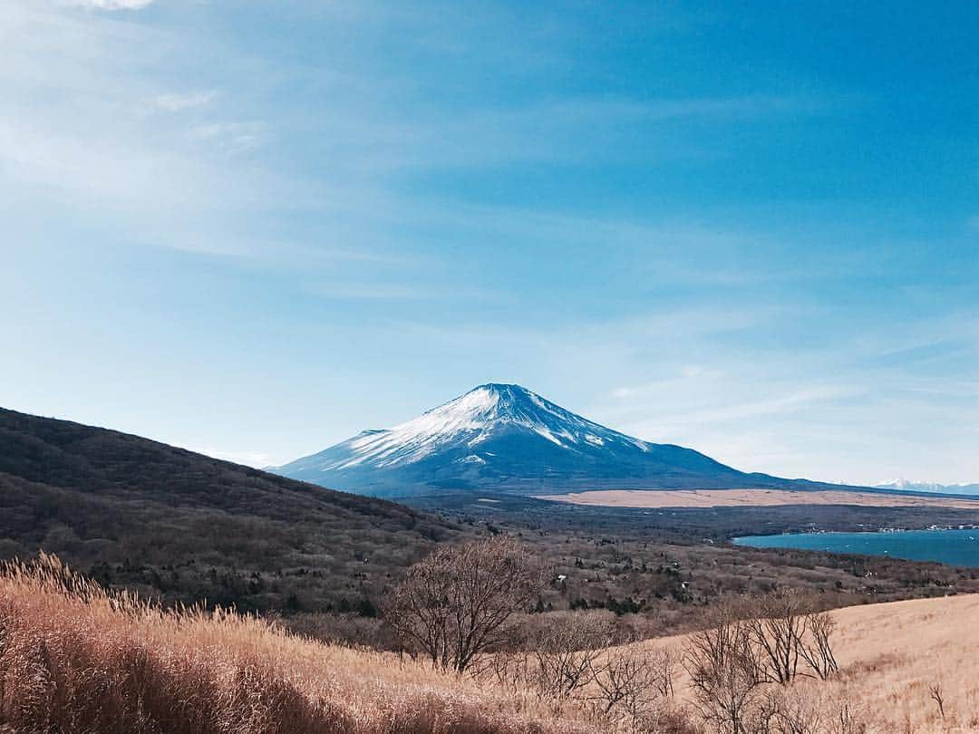 堀田茜さんのインスタグラム写真 - (堀田茜Instagram)「遅ればせながら…明けましておめでとうございます☺️🌈 今年もよろしくお願いします！ 年越しはハワイでリフレッシュしてきました🌴たくさん写真アップするね☺️！ 写真は年始に行った山中湖から見える富士山🗻空気が澄んでいて美味しかった♡」1月7日 16時59分 - akanehotta