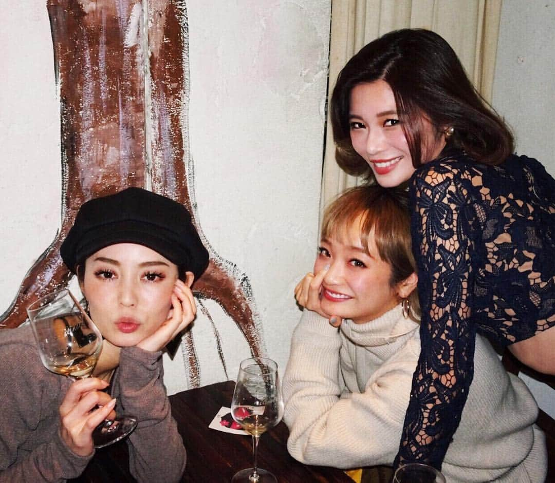 島袋聖南さんのインスタグラム写真 - (島袋聖南Instagram)「この3人揃うと謎にインスタライブがしたくなっちゃう💓 はちゃめちゃ言ったけど〜 あー、楽しかった😂🍷 てか、ホルモンせいなってやめときなさい🙅🏾w」1月7日 18時08分 - seina4444