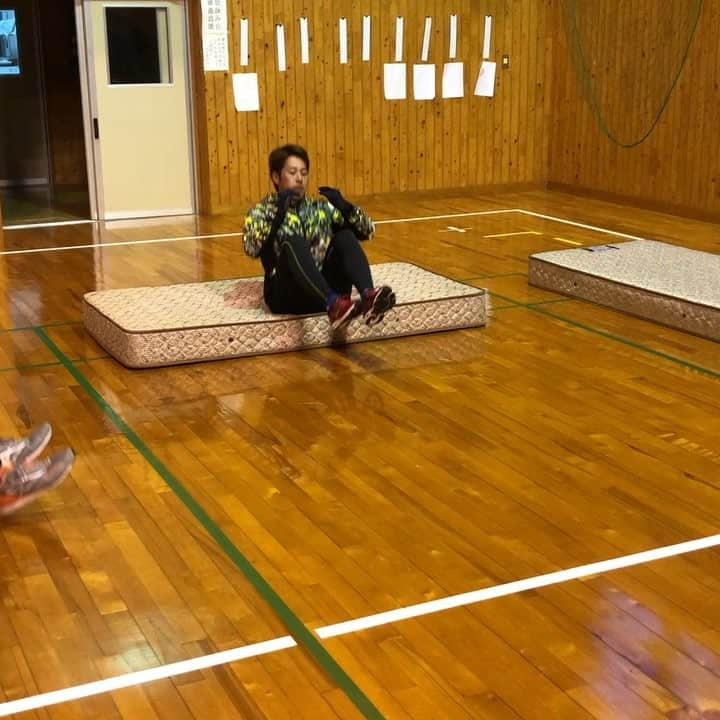 加藤翔平のインスタグラム：「球場での練習を終えて、体育館で体幹トレーニング💪 動画は一部分だけですが、めちゃくちゃキツイし、大地さんが悪戯しているのがわかります！ こういう男なんです😤 ロッテの左門豊作こと柿沼も頑張ってます！笑 これから夜ご飯を食べて、夜間練習に行ってきます⚾️」