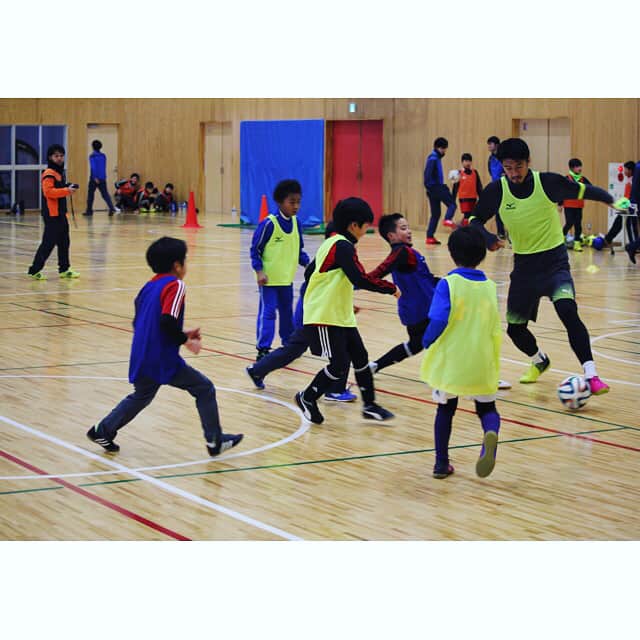 渡部博文さんのインスタグラム写真 - (渡部博文Instagram)「昨日は山形県米沢市でサッカー教室！ 初めての指導でしたが、自分の考えを伝えられて子供たちの笑顔が見れてよかった。 来てくれた方々、サポートしてくれたFCパラフレンチ米沢の皆さんありがとうございました😊✨✨ . #プロ塾 #fcパラフレンチ米沢 #渡部博文」1月7日 18時44分 - hirofumi0707
