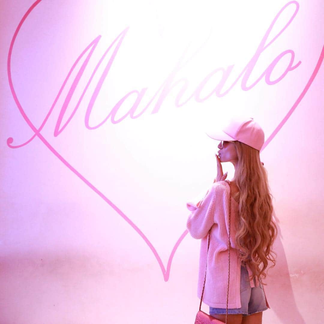 愛沢えみりさんのインスタグラム写真 - (愛沢えみりInstagram)「Mahalo🌺💕🎶 ヴィクトリアシークレットで pinkの壁あったよ💖可愛い💖 . お洋服は全身 Emiria Wiz👱‍♀️💗 @emiriawiz_official 👗 ほとんど完売になってきたけど、まだSALEやってるから みてみてね🛍💕 . . . 今日ね specialな物が...🛍💍💠💎 嬉し涙。。。😭💕 . . . #ハワイ#ホノルル#ヴィクトリアシークレット#ピンク#全部可愛い#エミリアウィズ#愛沢えみり #Hawaii#victoriassecret#pink#wall#shopping#fashion#EmiriaWiz#happy#love#cute#store 🤩💖🎀」1月7日 19時14分 - emiri_aizawa