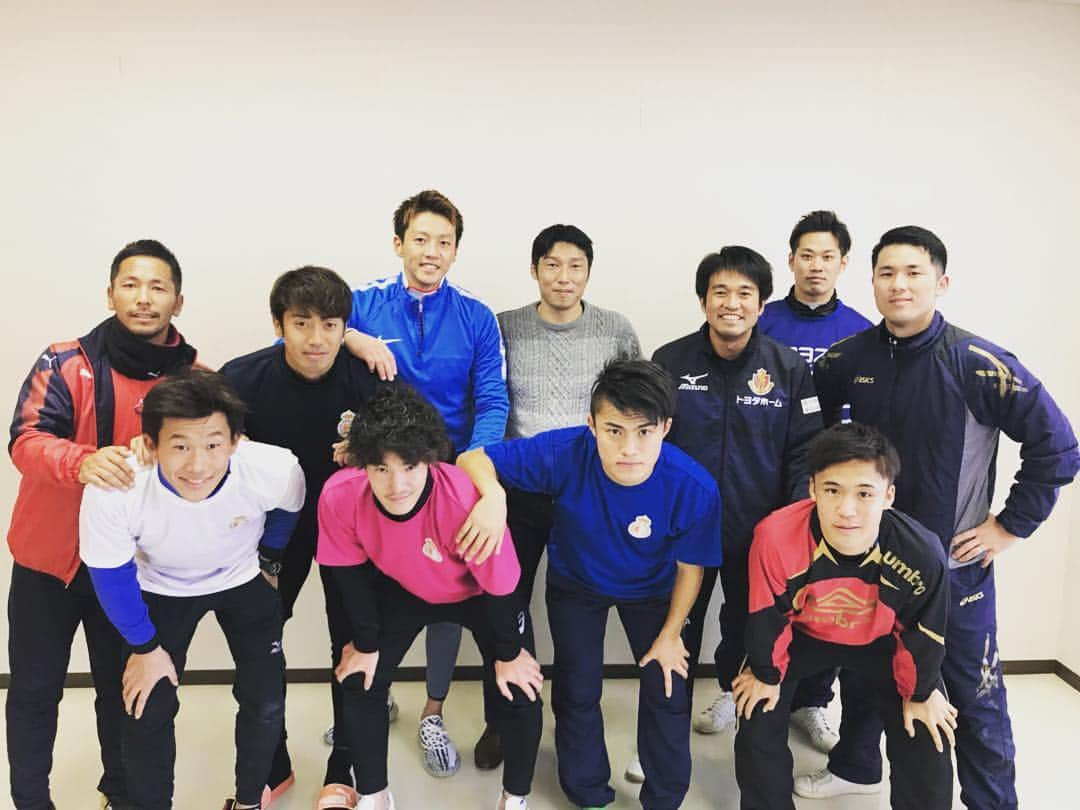 平井将生のインスタグラム：「毎年恒例の地元徳島でのサッカーフェスタ。たくさんの子供とサッカーをしてきました⚽️ 第1回目のときはオレ1人で小さなフットサル場を借りて子供30人ほどでスタートしました。それが今はこんなに多くの選手、元選手、子供達が参加してくれるようになりました。今年で8回目。自分が現役の中では最年長になりました。徳島からもっとたくさんのJリーガーが生まれるように、このサッカーフェスタから徳島をどんどん盛り上げていきたいなと思っています！ #森一哉 #名古屋グランパス #藤本主税 #ロアッソ熊本 #黒部光昭 #カターレ富山 #平井将生 #ギラヴァンツ北九州 #塩谷司 #アルアインFC #實藤友紀 #アビスパ福岡 #佐々木一輝 #カターレ富山 #表原玄太 #湘南ベルマーレ #丸岡満 #レノファ山口 #中坂勇哉  #ヴィッセル神戸 #小西雄大 #徳島ヴォルティス #阿部一樹 #石川雅博 #木下よしあき #道上彩花 #INAC神戸 #増矢理花 #INAC神戸 #市瀬菜々 #ベガルタ仙台レディース」