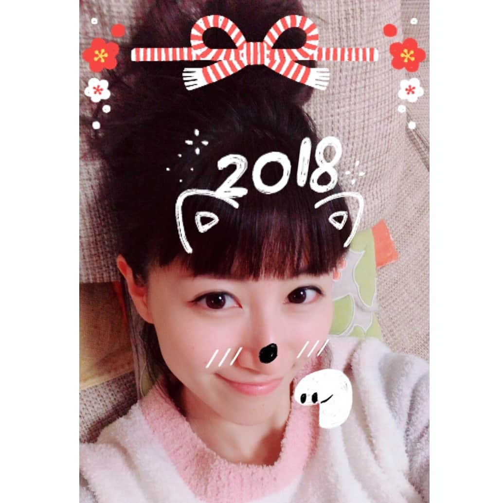 hirokoのインスタグラム：「☆2018年☆ 今年もそばで起きている小さな奇跡に感謝しながら、大きな野望を抱き、たまに反復横跳びなどをしながら、日々を大切に歩んでゆきたいと思います🎶✨⭐︎ 皆さまのご多幸を心よりお祈りしております。 今年もよろしくお願いいたします💖」