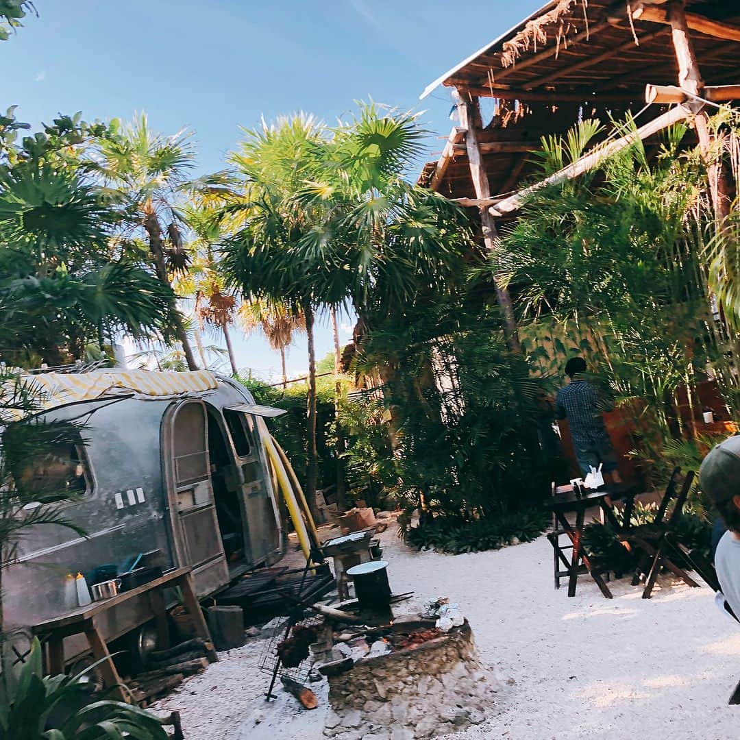 青山テルマさんのインスタグラム写真 - (青山テルマInstagram)「📍Tulum, Mexico (食べ物編) 最初行ったメキシコのリゾートは、カンクーン航空から車で1ー2時間で行ける「トゥルム」という小さな街!! . 今まで色んなリゾートに行ってきたけど、ダントツ1位!! 本当全てが可愛くて、美味しくて、人もみんな優しい。 . とととにかく食べ物が美味しい!!けどびっくりするくらい安い!!😭🙏🏼レストランの外観も内装も全部オシャレ!! . 現地の人たちが毎朝並んでたタコス屋は美味しすぎて、うちらも毎日通った😂❤️(三枚目)」1月7日 21時23分 - thelmaaoyama