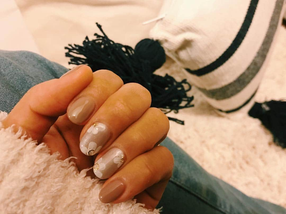 クロさんのインスタグラム写真 - (クロInstagram)「いつものOneOAKにてNew nail💅 シルバーに手書きのお花をメインに、グレー、グレージュの1色塗り🤙🏾💋 ネイリストの @asaminnchi  ちゃん☺️💕甘皮処理も丁寧に 爪を作るところにしっかりと、時間をかけてくれるので長持ちするし、指も長く綺麗に見えます💅 詳しくはブログにも書いてます✍🏽✍🏽✍🏽 . #oneoak #oneoak表参道 #ワンオーク #ワンオーク表参道 #ネイル #nail #newnail #秋ネイル #冬ネイル #nailsdesign #nailstagram  #ネイルアート #ニューネイル #autumn nail #ジェルネイル #クロリサ的ネイル #アラサーネイル #大人ネイル #footnail #フットネイル #newnail」1月7日 21時30分 - kuro_risa