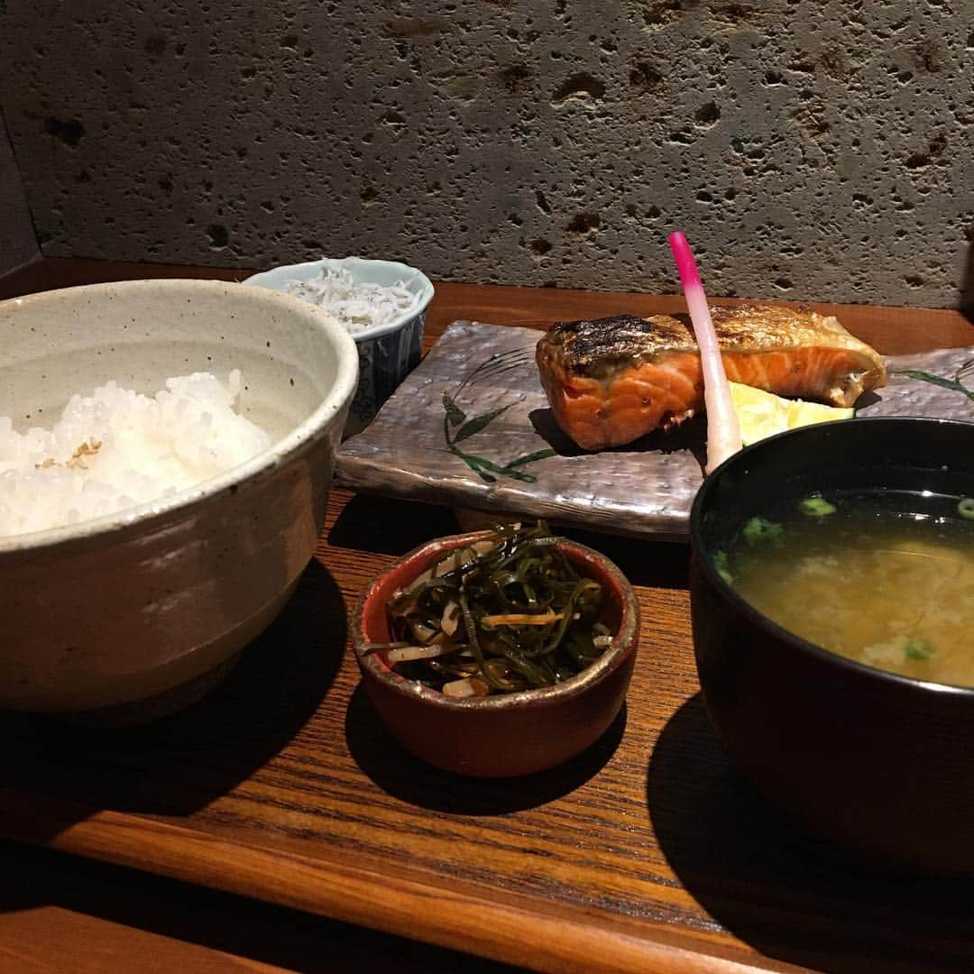 小川あゆ美のインスタグラム：「今日は大盛りご飯も進んで、3杯目おかわり。しあわせすぎる。  特別に定食してもらいました。 絶妙な脂と塩気と、臭みのない焼き鮭にお初にお目にかかりました☺︎ #和食 #紅鮭 #紅鮭定食 #日本酒 の代わりに #白米 #日本酒女子 #やっぱり米が好き」