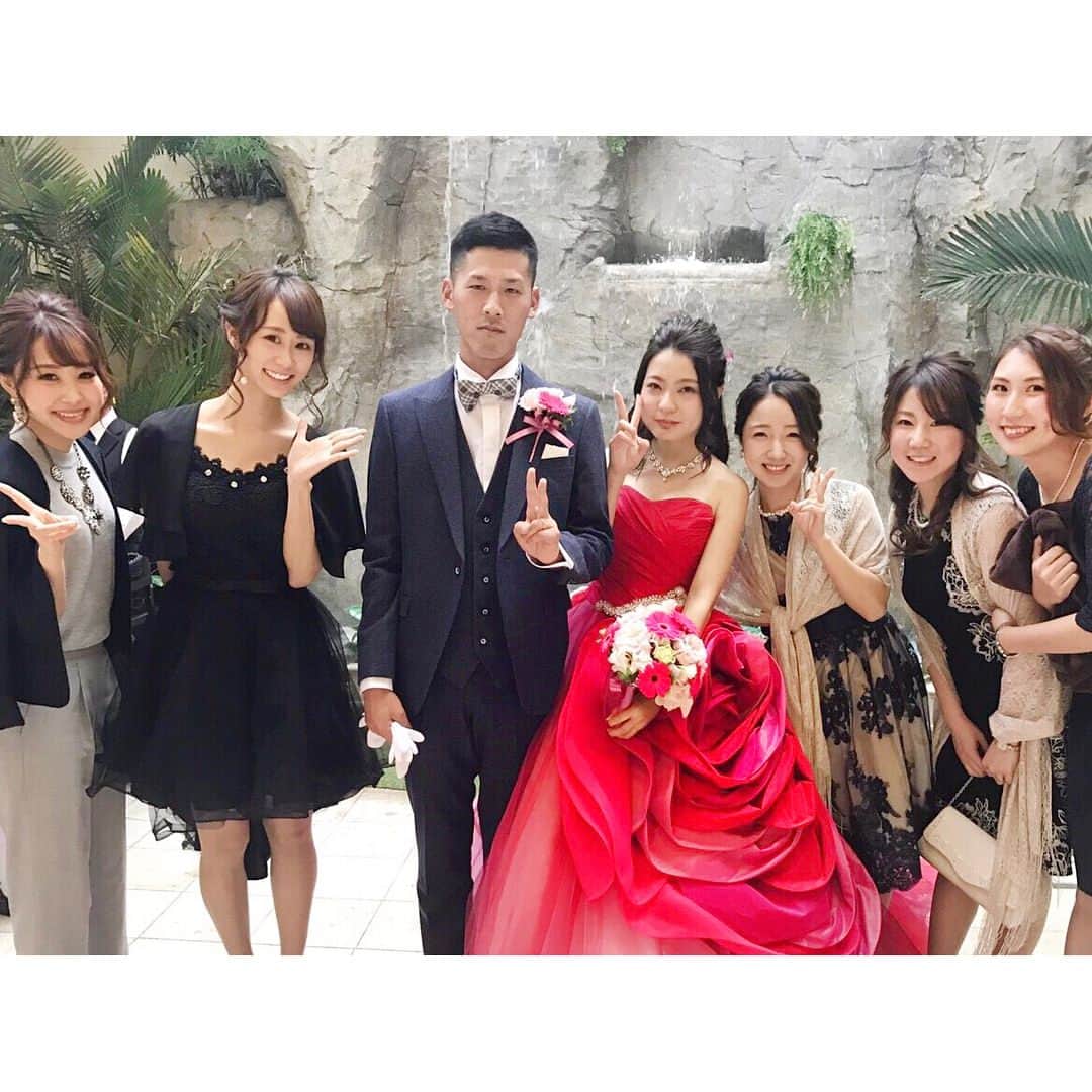 筒井萌子のインスタグラム：「* 大学時代の友達の結婚式🤵❤️👰 2人とも大学の頃から知ってるから結婚式に参加できて嬉しかった☺️💕 とっても綺麗で可愛かった〜😋💓 素敵な式に呼んでくれてありがとう♡ 末長くお幸せに😊✨ 大学の友達とも久しぶりにあえて楽しかった☺️ #筒井萌子 #女優 #actress #モデル #model #岡山 #メイク #make  #shooting #instagood #instalike  #followme #instalike #アクション #アクション女優 #女優 #ダイエット #l4l #結婚式 #幸せ #happywedding #ハッピーウエディング #大学 #友達」