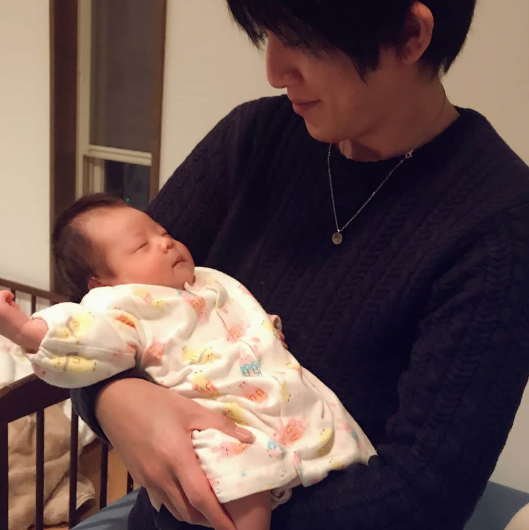 安達雅哉のインスタグラム：「パパになりました（嘘） 可愛すぎてずっと見てられる😄 まだまだ出番のないスニーカーをプレゼントしました🏃 #生後1ヶ月 #赤ちゃん #ナイキ #スニーカー」