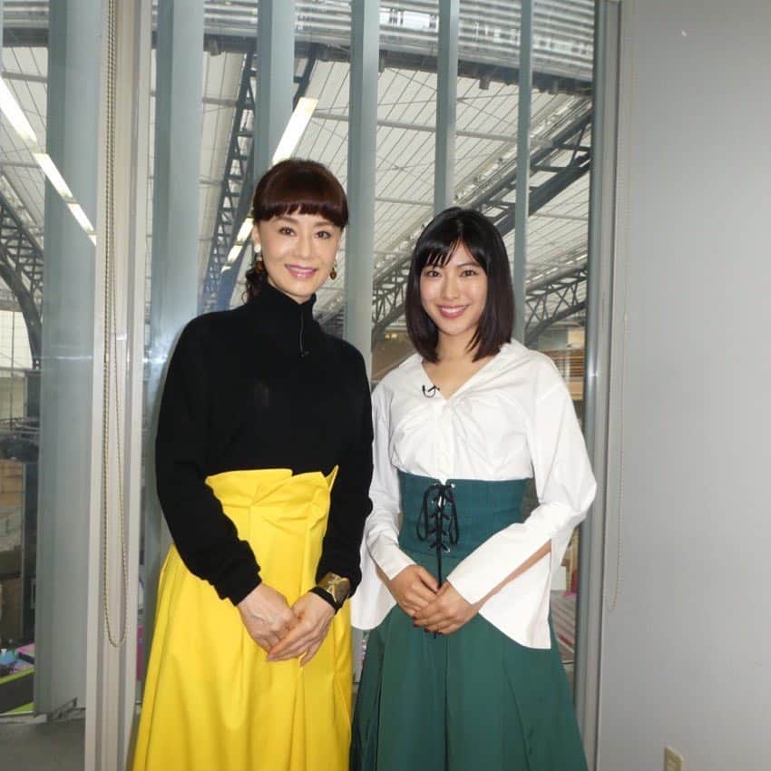 瀧本美織のインスタグラム：「おはようございます☀朝から大地さんと生放送💃打ち合わせもしていないのにお揃いのような衣装に😍✨この後はワイドスクランブル第一部に出演します！11:30頃〜かな？ #テレビ朝日#帯ドラマ劇場#越路吹雪物語#いよいよ今日から#コーちゃん#生放送#大地真央 さん」