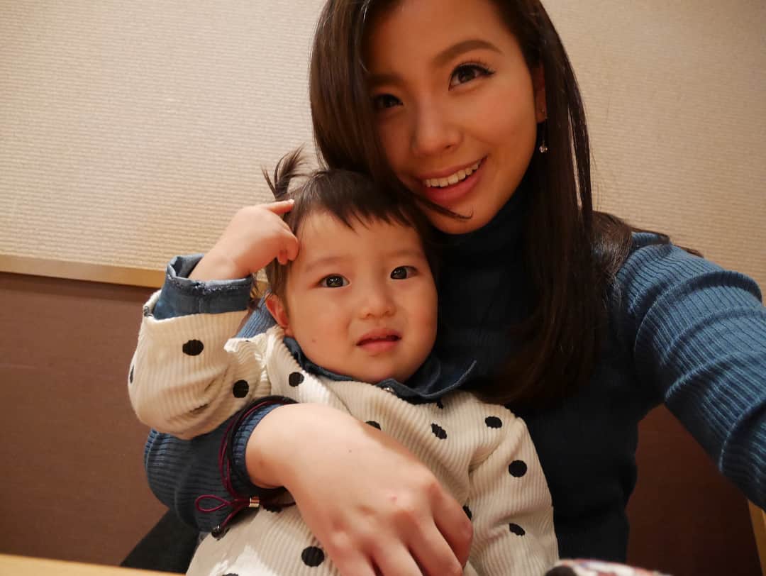 倉田瑠夏さんのインスタグラム写真 - (倉田瑠夏Instagram)「まなみーぜの赤ちゃんとのツーショット😍💕✨ 5.6枚目は親子のツーショットやよ🤤💕 可愛すぎるよぉ〜😭😭♡ #癒し #kids #子ども #可愛い #かわいい #cute #cutegirl #girl #japanesegirl #baybee #love #親子 #2shot #happy #photo #pic #一眼レフ #ミラーレス一眼 #instagood #instapic #子供 #1歳」1月8日 9時28分 - ruka.kurata
