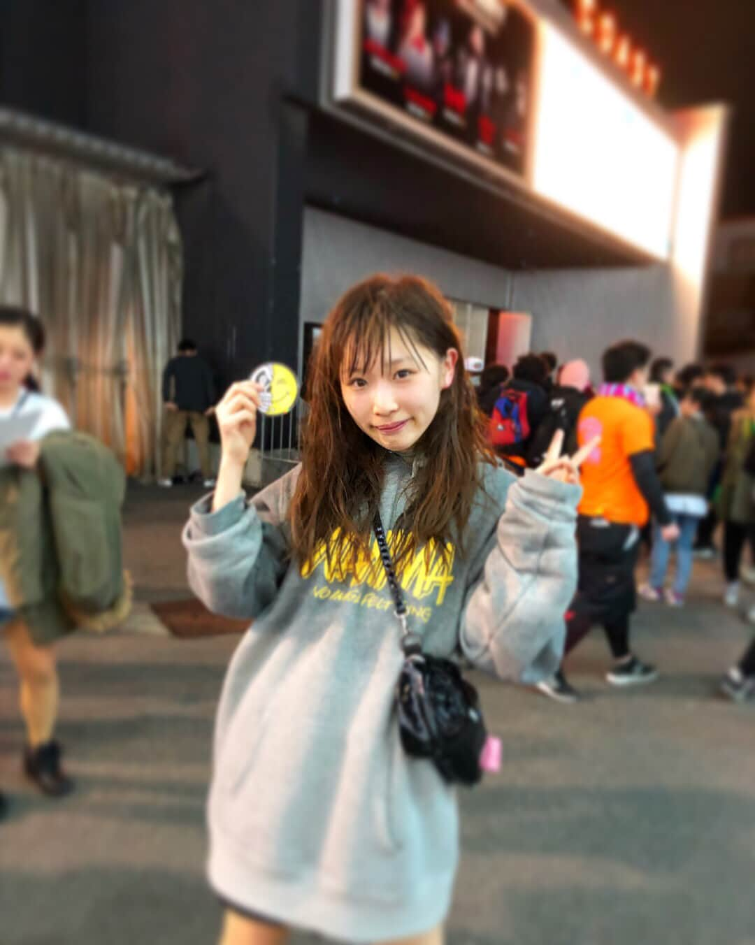 平野友里（ゆり丸）さんのインスタグラム写真 - (平野友里（ゆり丸）Instagram)「観るときも演るときもいつだって全力で楽しむ☺️♥️🇯🇵✨✨✨ ''楽しい''は不思議なくらい伝染していく🌈 WANIMAさんのライブは何もかも忘れて楽しめる、誰もが笑顔で自由で子供みたいに全力で盛り上がる😭だいすき😭いつも物凄いエネルギーを貰える😭 また頑張れるように、明日を全力で生きる為にみんなそこに集まる✨  ゆり丸もあなたの居場所になりたいです☺️🍥♥️ これからもいっぱい勉強して、経験して、失敗して、進んでいくぞ❣️ ・ ・ ・ ・  #wanima #wanimaライブ #ワニマ  #わにま #新木場studiocoast #新木場 #ライブ #wanimaパーカー #だいすき #バンド #東京 #1chancenight #instagood#instadaily#l4l#like4like#lfl#fff#f4f#tagforlikes #ゆり丸 #平野友里 #アイドル」1月8日 9時52分 - yurimaruchan___