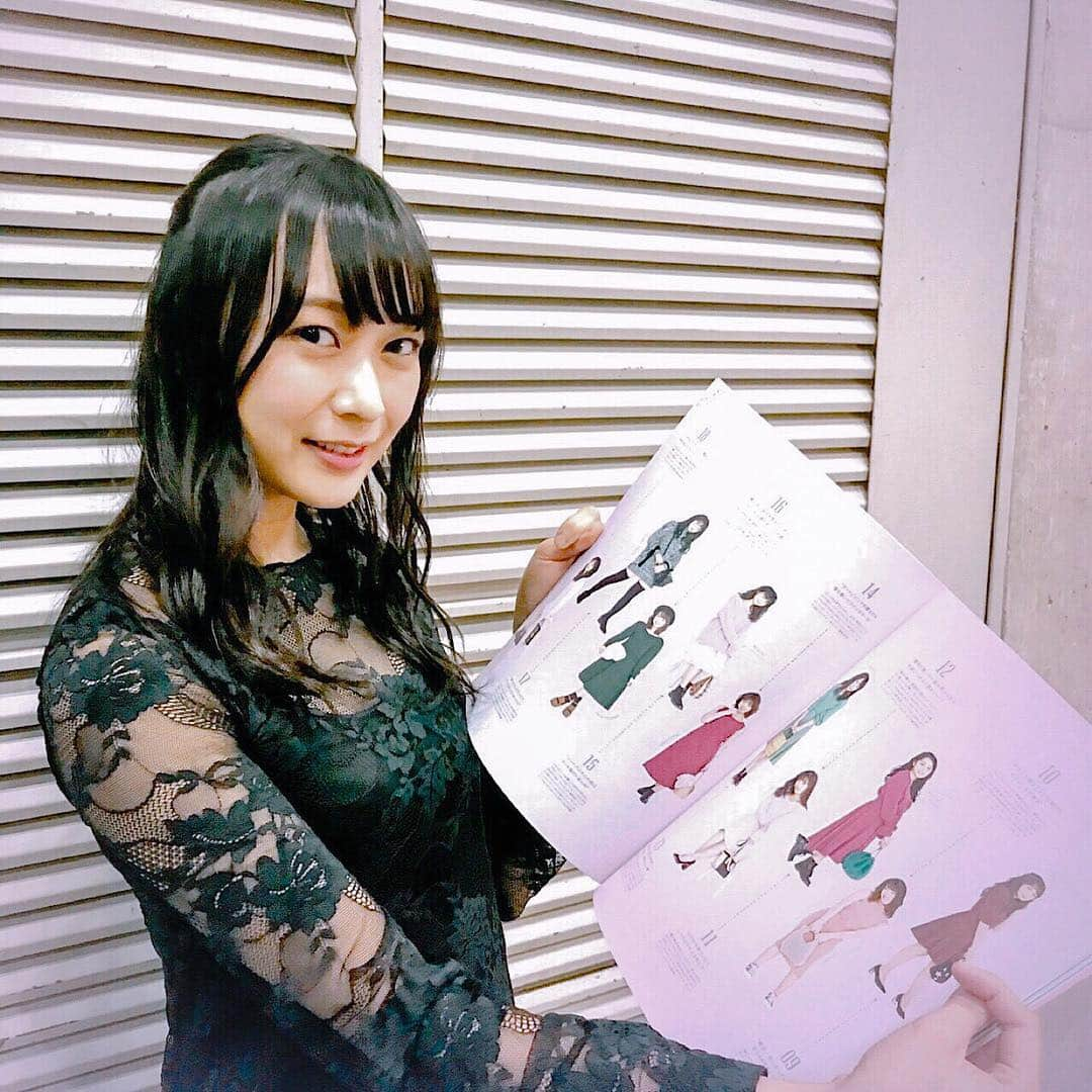 乃木坂46のインスタグラム：「今日のオフショットは#鈴木絢音 さん💜 ワンピースのページでは全員が登場しています✨  #N46MODE #乃木坂46 #鈴木絢音」