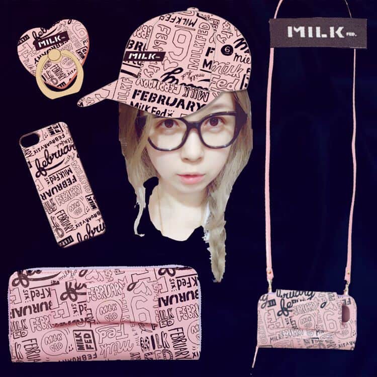 川瀬智子のインスタグラム：「Hi~おつかれさま♡  MILKFED FOR TOMMY FEBRUARY6♡TOMMY HEAVENLY6♡2017-2018 2nd♡♡ 【⚠️延長🚨】1/11の朝10時まで♡  10枚あるのでスライドしてね〜  CAP すごいかぶるからすごい楽しみ！！！ ブラックはブランドネームの色が どちらもありえ過ぎて選べなくて2種作ってもらえることになりました。スマホリングもwww みんなはBLACK OR RED、どっち派かしら？ 待って。PINKもあるよ。どれが好きかしら？  4〜7枚目 iphoneケースとスマホリングあり得る組み合わせパターン試して遊んでました♡参考にしてねー☆  最後の3枚 長財布は3種ありまして、8枚目はいちばんシンプルなオールブラック 9、10枚目はビッグリボン仕様🎀🎀のFRONT(上)とBACK(下)の画像になります。  STOREへはTwitter (TOMMY_ARMY)からよろしくどうぞ♡」