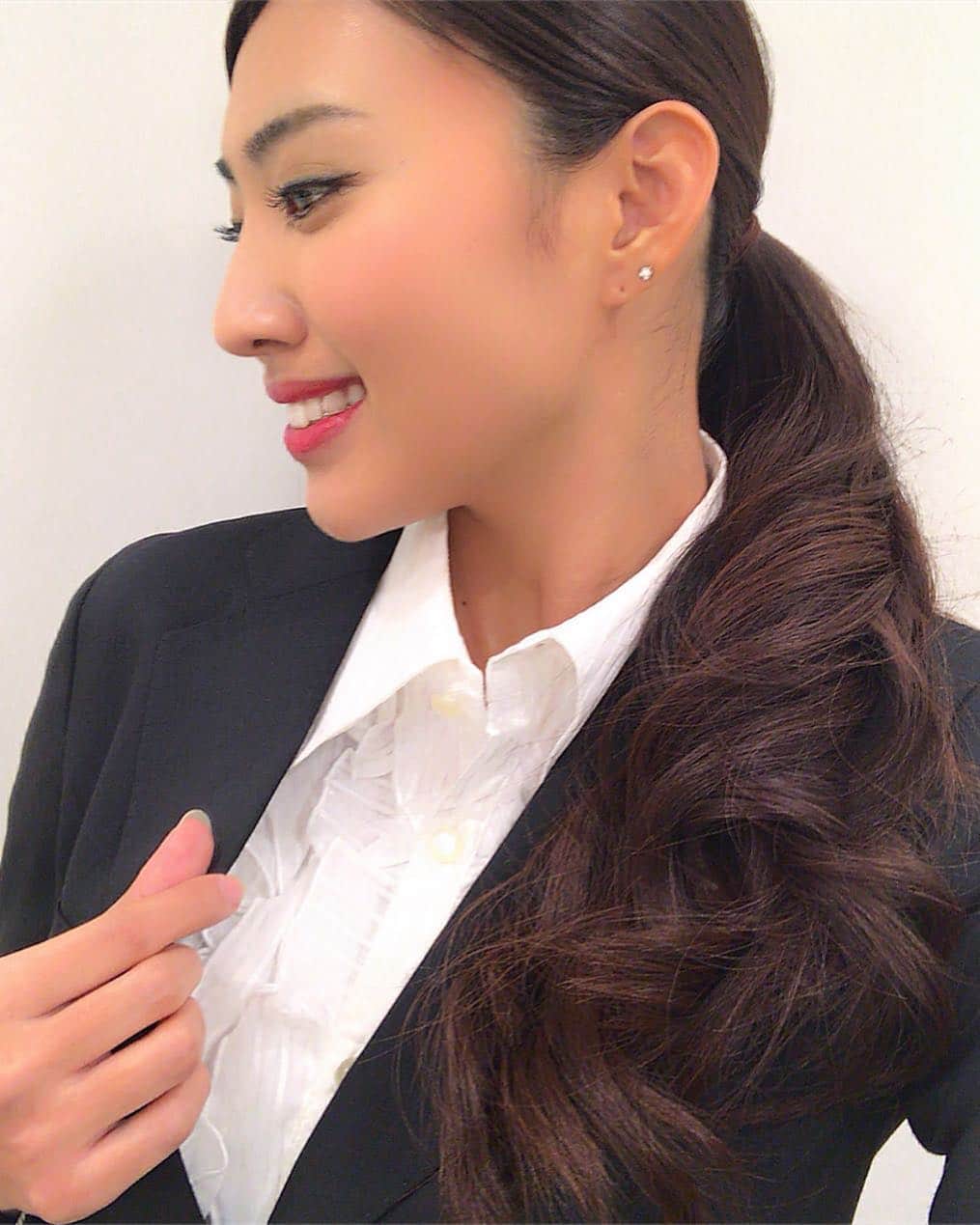 のインスタグラム：「本日から仕事始めでございます🙏🏾雨だねぇ。。☔️ ただ今ドラマの撮影中🎥肌白めのナチュラルメイク💄新鮮ね💁🏽！ . 2018年も応援宜しくお願い致します😘🎌 #仕事始め #撮影 #ドラマ #スーツ #TV #shooting #suit #make #naturalmakeup #hair #ponytail」