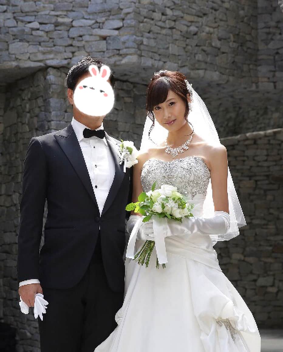 桜井未来さんのインスタグラム写真 桜井未来instagram バストアップバージョン 笑 主人はカメラを向けられるのは 苦手みたい 笑 カメラを向けられると いつもガチガチ 笑 男の人は こんなもんなんですかね W 携帯に1枚も入ってなかった結婚式の写真