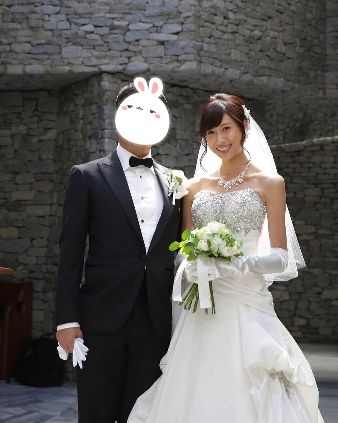 桜井未来さんのインスタグラム写真 桜井未来instagram バストアップバージョン 笑 主人はカメラを向けられるのは 苦手みたい 笑 カメラを向けられると いつもガチガチ 笑 男の人は こんなもんなんですかね W 携帯に1枚も入ってなかった結婚式の写真