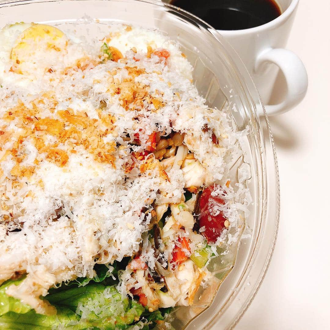 広瀬奈々美のインスタグラム：「お野菜不足だったからサラダ！ #デカすぎる #いつも2回に分けて食べる #美味しいから #ハーフサイズ欲しい #クリスプサラダワークスが近所に欲しい」
