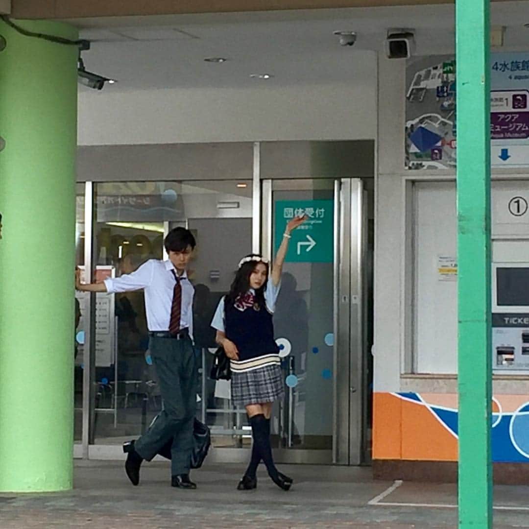 兄に愛されすぎて困ってますのインスタグラム：「DVD&Blu-ray発売まであと2日💕せとか&千秋の少し遠めのオフショット📸 . いつもクールな千秋さん、でもクランクアップ後は不思議な行動でせとかに不審がられる⁉️😂 #ツイッターは美丘妹 #兄こま #DVDとブルーレイは1月10日発売」