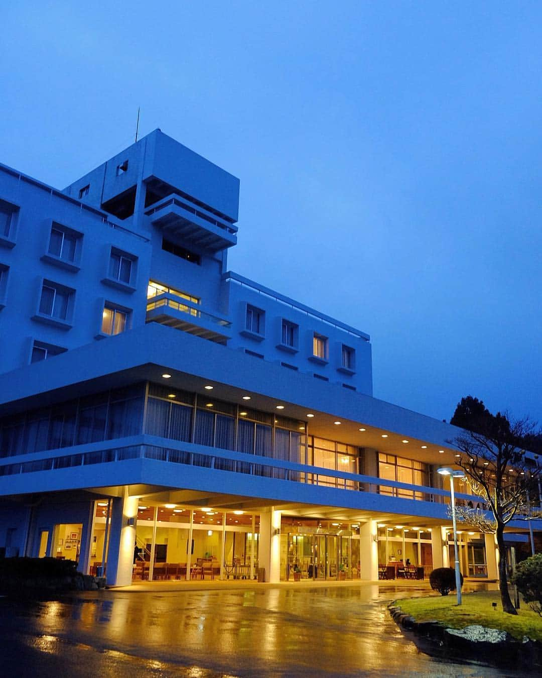 Palace Hotel Hakone / パレスホテル箱根のインスタグラム：「Our final night. Please enjoy a memorable dinner.  我々が迎える最後の夜。今日のお客様には古くより来ていただいている方も多く、昔を懐かしむ会話や閉館を惜しむ声が多く聞こえます。 #パレスホテル箱根 #PalaceHotelHakone #箱根 #hakone #閉館まで残り1日 #1daysuntilclosing #最後の一日 #lastday」