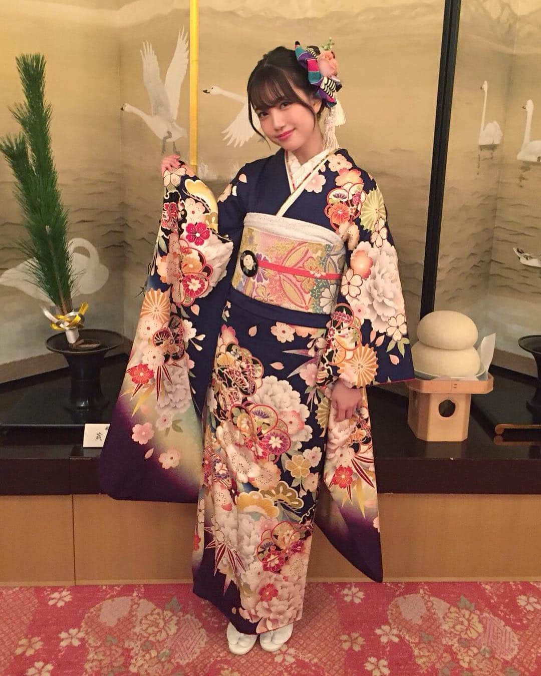 加藤玲奈のインスタグラム：「成人式を迎えました！ 振袖は大人っぽくしたくて衣装さんと相談して決めました☺️ 大人の自覚をもって日々精進します。 成人式を迎えた皆様おめでとうございます☺️ #成人式 #振袖」
