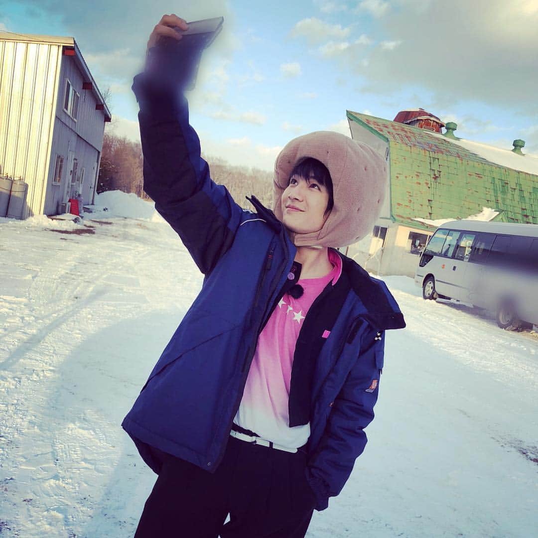 BOYS AND MENさんのインスタグラム写真 - (BOYS AND MENInstagram)「北海道ロケでのオフショット☆ ブログの写真用に自撮りしている本田をパチリ📸🌸 #ボイメン #ボイメン北海道 #じゃがいも兄さん🥔 #本田剛文 #角度と光にこだわってるみたいでした」1月8日 23時00分 - boysandmen_official