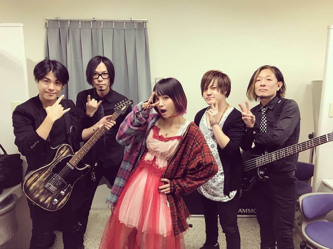 LiSAさんのインスタグラム写真 - (LiSAInstagram)「NHK様 「SONGS OF TOKYO」でCatch the Momentを歌わせていただきました。会場では三曲歌わせてもらったから汗だくだったね。でも、とっても楽しく歌わせていただきました。汗をかいて走った。ありがとうございましたっ。 #NHK #SONGSOFTOKYO #CatchtheMoment #みんなから写真もらいましたありがとう」1月9日 0時53分 - xlisa_olivex