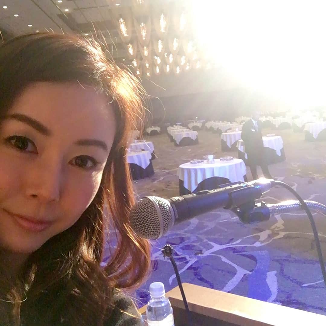 宮崎宣子さんのインスタグラム写真 - (宮崎宣子Instagram)「司会のお仕事で、優美ちゃんと会えたー💕 可愛い😍めちゃ可愛い❤️❤️❤️ 磁石のように会えばくっつきたくなるの⤴️ もう一枚は、リハーサル風景。 奥が見えないくらい…大規模な新年会の司会❗️ ありがとうございました😊  #司会のお仕事 #企業様の新年会 #大規模 #大盛り上がり #優美ちゃん #可愛い #可愛い過ぎる #すぐくっつきたくなる #こんな妹が欲しかった #あー可愛い #司会 #フリーアナウンサー #宮﨑宣子 #新年会 #リハーサル #リハーサル風景 #広すぎて #ビックリ #ありがとうございました #感謝 #今年も宜しくお願い致します」1月9日 2時11分 - miyazaki_nobuko
