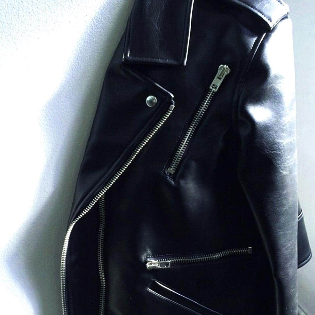 エイプリル77のインスタグラム：「The Floyd Shadow Motorcycle Jacket. #april77 #april77jeans #perfecto #90s #bikerjacket #leatherjacket」