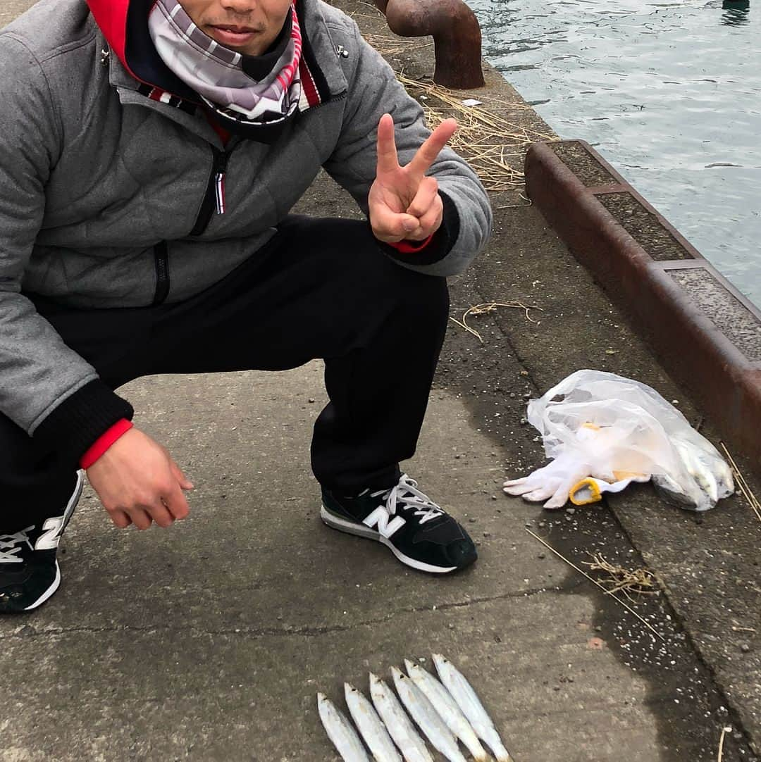 加藤翔平のインスタグラム：「今日はトレーニング前に釣りや買い物をしました🎣 子どもの乗り物で遊ぶ56歳と28歳、リアル左門豊作の柿沼です😄 釣りではカマスがたくさん釣れました✌️」