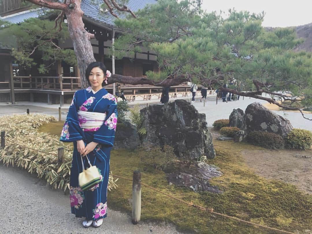 山本真由美さんのインスタグラム写真 - (山本真由美Instagram)「. ま つ の き . #松 #天龍寺  #着物  #庭 #tenryuji #kyoto #japan #actress  #arashiyama #nature #portraits  #botanical #tree #japanese #松竹梅  #shooting #kimono #garden #temple  #style #awesome #winter #trip  #ハレとケ #嵐山 #着付け #京都 #和服 #ポートレート #cm」1月9日 13時50分 - mayumi_yamamoto.official