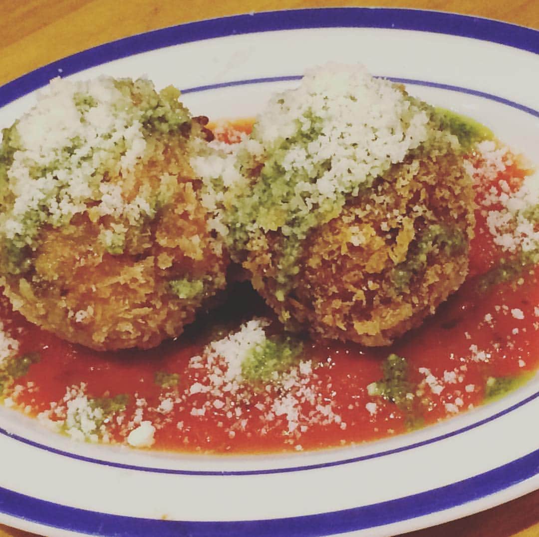 calamarodaimonのインスタグラム：「本日ご紹介は『スップリ』です☝️️ 日本ではライスコロッケと呼びますが、イタリア🇮🇹ではこれにチーズを入れた物をスップリと呼びます😊 当店もチーズが入ってまーす🎵 是非ご賞味下さい❗️ #バーレイウィート#バル#クラフトビール#ワイン#お酒好き#国産ワイン#ハイボール#海外ワイン#ウイスキー#飲み会#浜松町#大門#女子会#肉好き#肉バル#スペアリブ#bar#飲み放題#東京タワー#ビアフライト#クラフトビール飲み比べ#barleywheat#ハッピーアワー#ライスコロッケ」