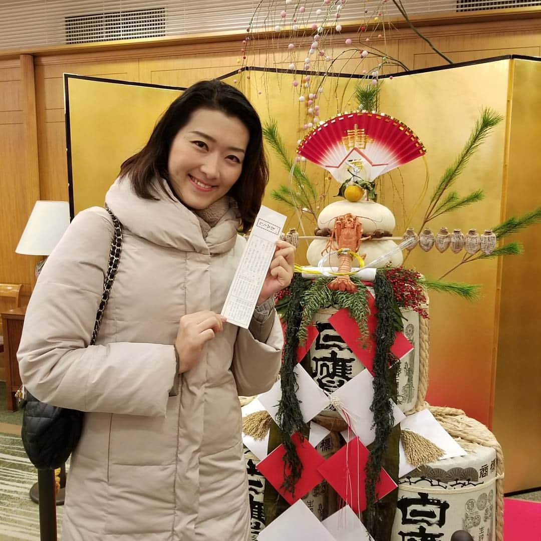 冴華りおなのインスタグラム：「⚘ ⚘ 久しぶりの投稿📷そして、新年が明けてからもあっという間に😣😵✨💦だいぶ日が経ってしまいましたが…… 新年明けましておめでとうございます😌😄🗻☀✨❗❗ ⚘ 今日は昨夜までの寒さから一変🔃💦昨日の雨のせいか湿度もかなりあって、生暖かい気候ですね～😣😵☔☀💦💦 年末年始、私の周りでも体調を崩されてしまった方がかなりいらっしゃったので😣😷💦皆さま引き続き、自分の基礎体力を上げつつ💪🔥✨気温差や色々なウイルスなどに負けずに😤💦体調崩さないように頑張りましょうーーっっ👊✨💦💨💨 今、体調を崩されてしまっている方は、少しでも早く良くなられますようお祈りしております😣🌠✨💦💦 ⚘ 2018年も素敵なことがいっぱいの🍀✨平和で幸せな1年になりますように……😌😊🌠💕✨✨ --❁~❁~❁~❁~❁~❁~❁~❁~❁~❁~❁~❁-- #ここ数年 #我が家で恒例となっている #東京大神宮への #初詣 😌🙏✨#今年も行って参りました～～🚶✨💨💨 #おみくじは #小吉でした 🔮 #大吉ではなかったけど #書いてある内容が良かったので 😌✨#今年1年も良い1年にするべく頑張ります 😊😄✨✨✨」