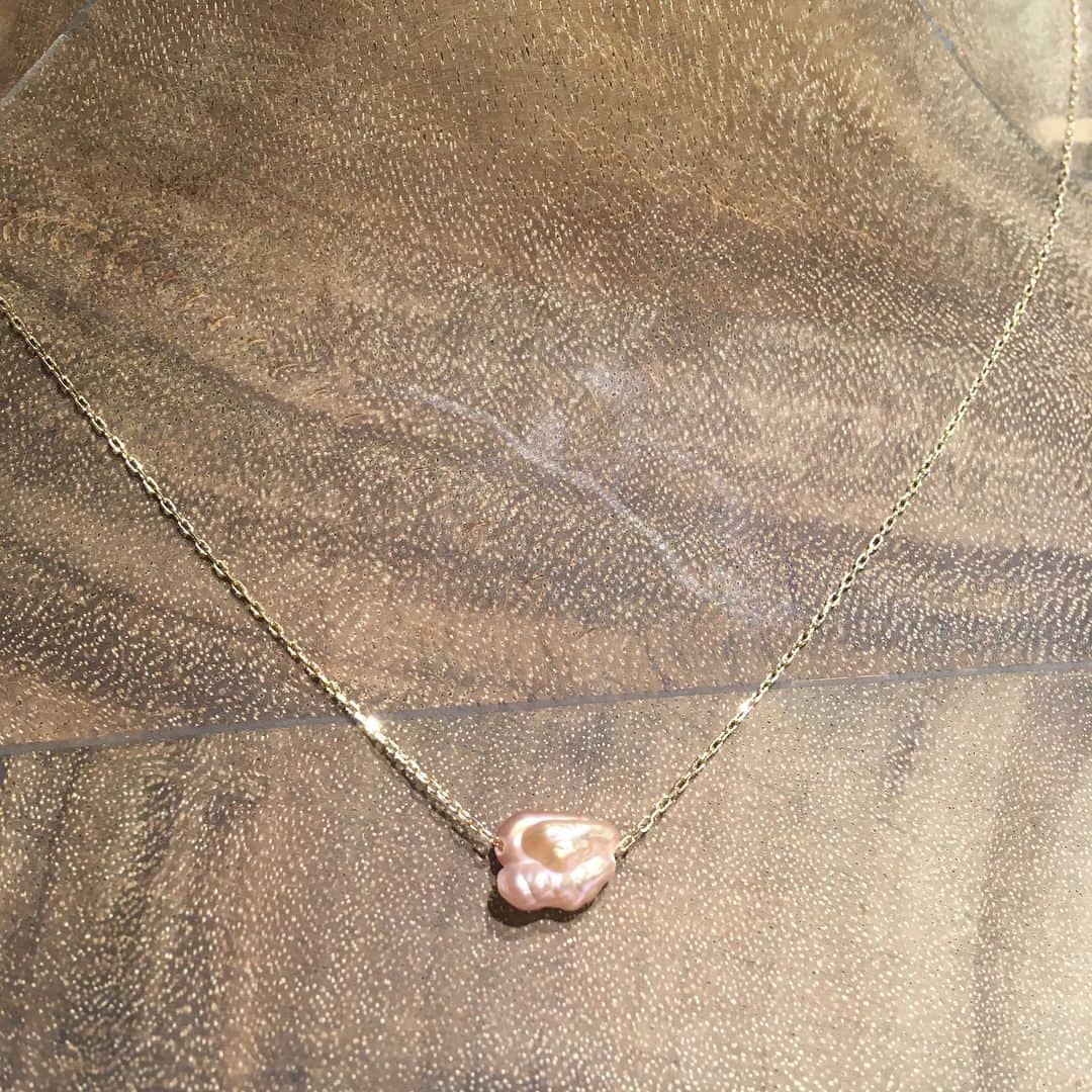 BEAMS JAPANさんのインスタグラム写真 - (BEAMS JAPANInstagram)「＜JINBO PEARLS＞ 【小粒ネックレス】 ¥10,000+TAX  滋賀県大津市にある神保真珠商店は、琵琶湖で育てられた真珠を使いアクセサリーを製作しています。 真珠には健康・長寿・富などの意味があるそうです。 縁起の良いアクセサリーで、年明けを気持ち良くスタートしませんか？  BEAMS JAPAN 1階 03-5368-7314 @beams_japan #jinbopearls  #pearls #神保真珠商店 #琵琶湖真珠  #琵琶湖 #真珠  #滋賀県 #大津市 #beams #beamsjapan #beamsjapan1st」1月9日 15時20分 - beams_japan