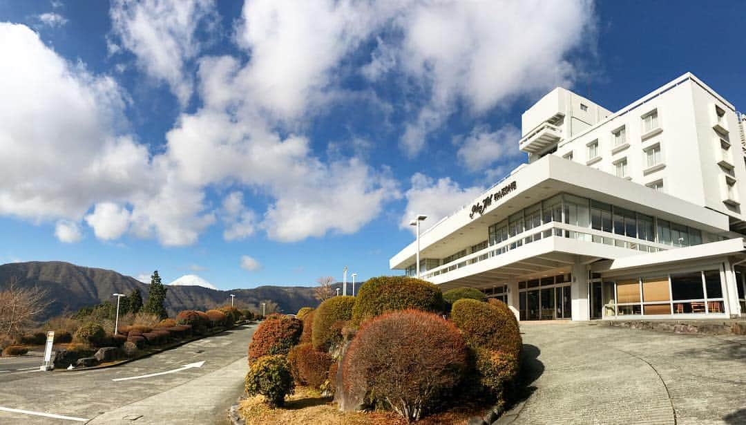 Palace Hotel Hakone / パレスホテル箱根のインスタグラム：「Today at 12:00, Palace Hotel Hakone closed its doors. We would like to thank all of you for your continued support over these 57 years.  本日12時を持ちまして、パレスホテル箱根は営業を終了致しました。前身である「箱根観光ホテル」の開業より57年間、皆様の長年にわたるご愛顧にスタッフ一同心より感謝申し上げます。 #パレスホテル箱根 #PalaceHotelHakone #箱根 #hakone #閉館日 #ourlastday」