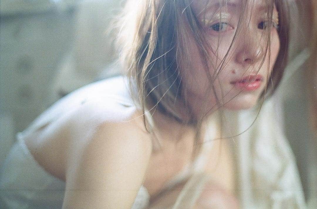 花盛友里のインスタグラム：「Beeeauty..... . . Model @nanaolilimeek  Hair and makeup @mira0911  Styling @aaaaaaaan_suuuuuuuu  Special thanks to Cache Horie . . #脱いでみた #花盛友里 #girl #portrait」