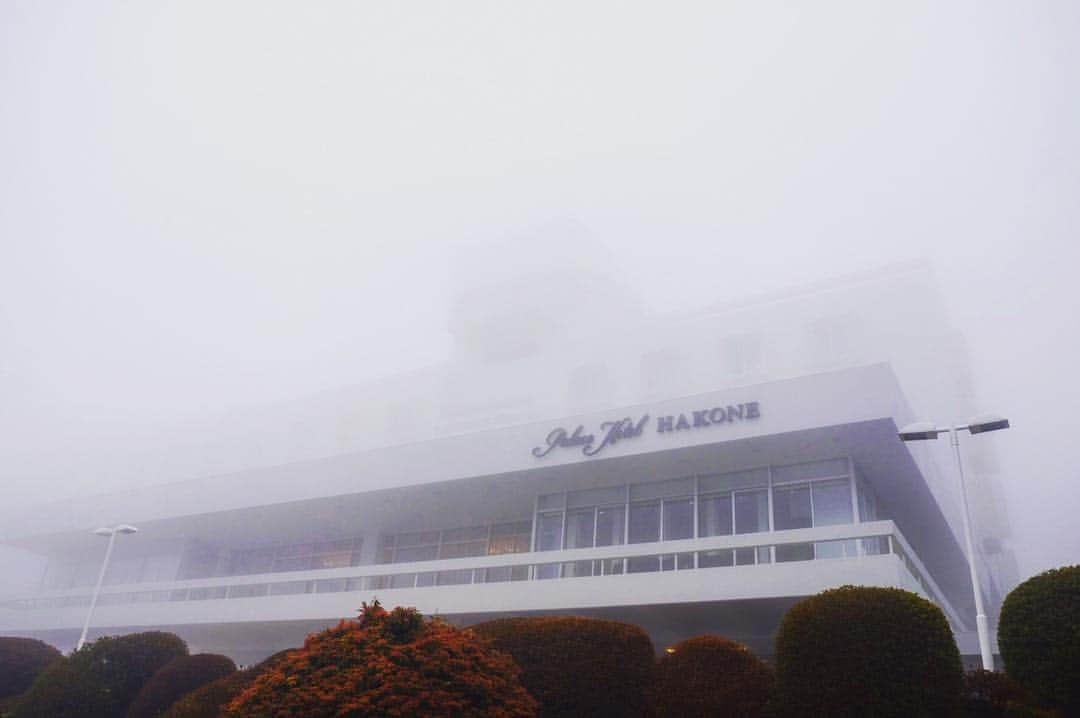 Palace Hotel Hakone / パレスホテル箱根のインスタグラム：「The last morning of Palace Hotel Hakone.  パレスホテル箱根、最後の朝を迎えました。朝から濃霧に包まれる箱根、これも箱根らしい光景です。 #パレスホテル箱根 #PalaceHotelHakone #箱根 #hakone #閉館日 #lastday」