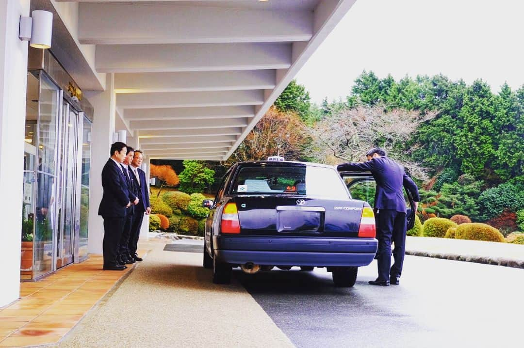 Palace Hotel Hakone / パレスホテル箱根のインスタグラム：「The staff line up to see our guests off with as they leave for the last time.  順々とチェックアウトされていくお客様。スタッフ揃って最後までお見送り致します。 #パレスホテル箱根 #PalaceHotelHakone #箱根 #hakone #閉館日 #ourlastday」