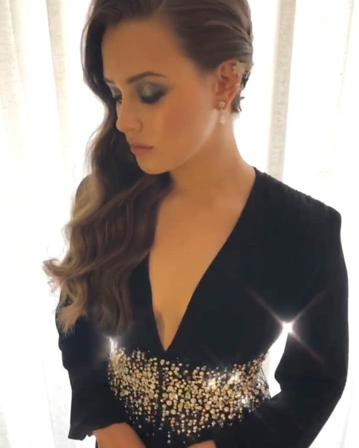 キャサリン・ラングフォードのインスタグラム：「Golden Globes 2018 Thankyou @prada for making this beyond beautiful custom gown, and to @chopard for the fierce jewels✨✨ Mass love to @mollyddickson @cwoodhair @stephensollitto @stephstonenails 💖 #goldenglobes #whywewearblack #timesup」
