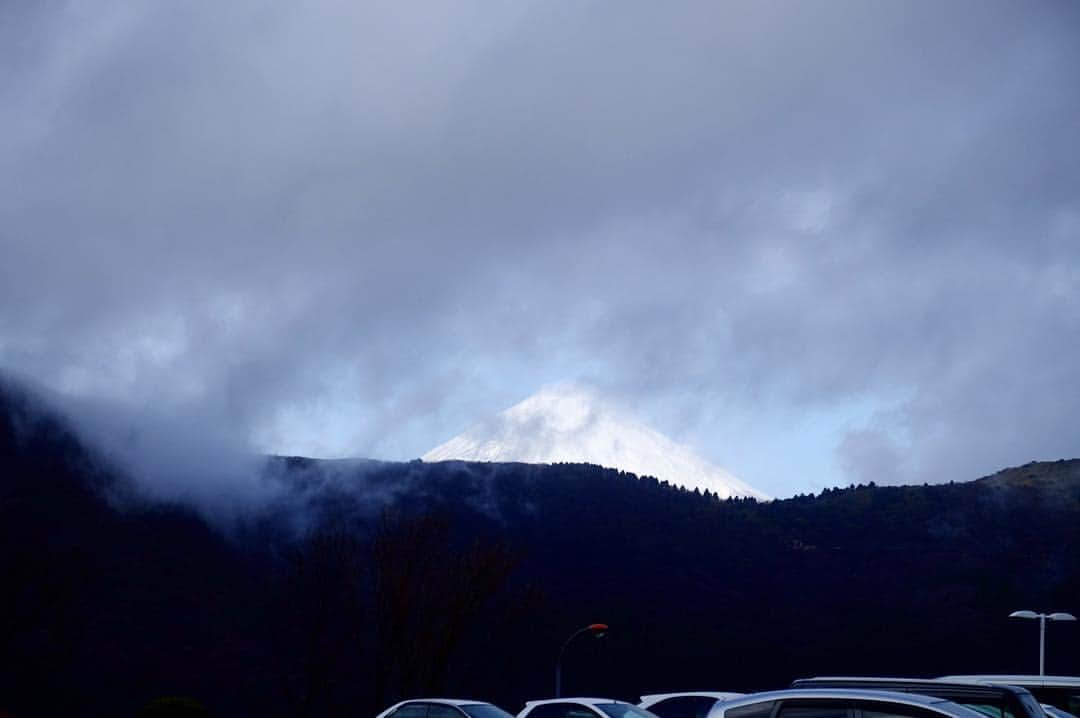 Palace Hotel Hakone / パレスホテル箱根さんのインスタグラム写真 - (Palace Hotel Hakone / パレスホテル箱根Instagram)「晴れ間も見え、富士山も顔を出しました。最後のチェックアウトまで、まもなくです。 #パレスホテル箱根 #PalaceHotelHakone #箱根 #hakone #閉館日 #ourlastday」1月9日 11時29分 - palacehotelhakone