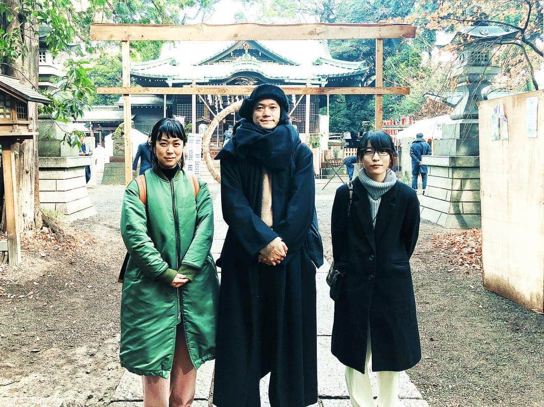 島田大介のインスタグラム：「コトリ詣行ってきました。今年は体調不良なスタッフ多くて3人でしたが今年もどうぞ宜しくお願いします。#コトリフィルム #島田大介 #鎌谷聡次郎 #佐渡恵理 #ミラーレイチェル智恵 #吉開菜央  #神瑞希」