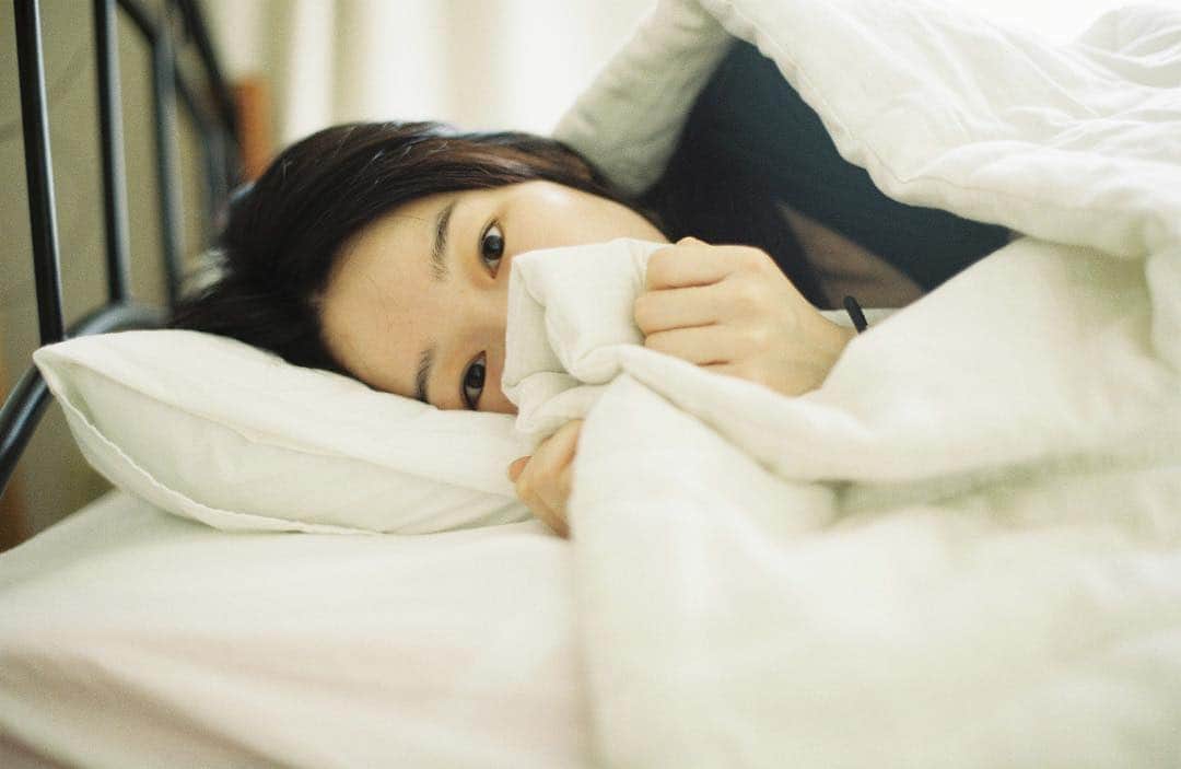 花盛友里のインスタグラム：「《新刊のお知らせです》 かわい子ちゃんのお家に朝からお邪魔して、寝起きを激写する、という作品を、5年前から撮りためていたのですが、そちらが今月1月27日に発売になります涙！ 12月は半目になりながら取り組んでいたのですが、たった今、やっとやっと責了してきました。 あとは本が出来上がるのを待つのみ！ ぱちぱちぱち！！ 2014年にも1度出しているのですが、その時より人数も増えて、掲載カットも装丁も色々と検討し直してとてもとても満足いくものになりました。 前回の「寝起き女子」を持ってくれている方も、そうでない方も、みんなみんな楽しんでもらえるものになったと思います。 みんながどんな家に住んでるのかにも注目してみてくれたら嬉しいなぁ。。 関わってくれた皆さまほんとにほんとにありがとうございました！ （まだ終わりじゃないけど） . #寝起き女子 #1月27日」