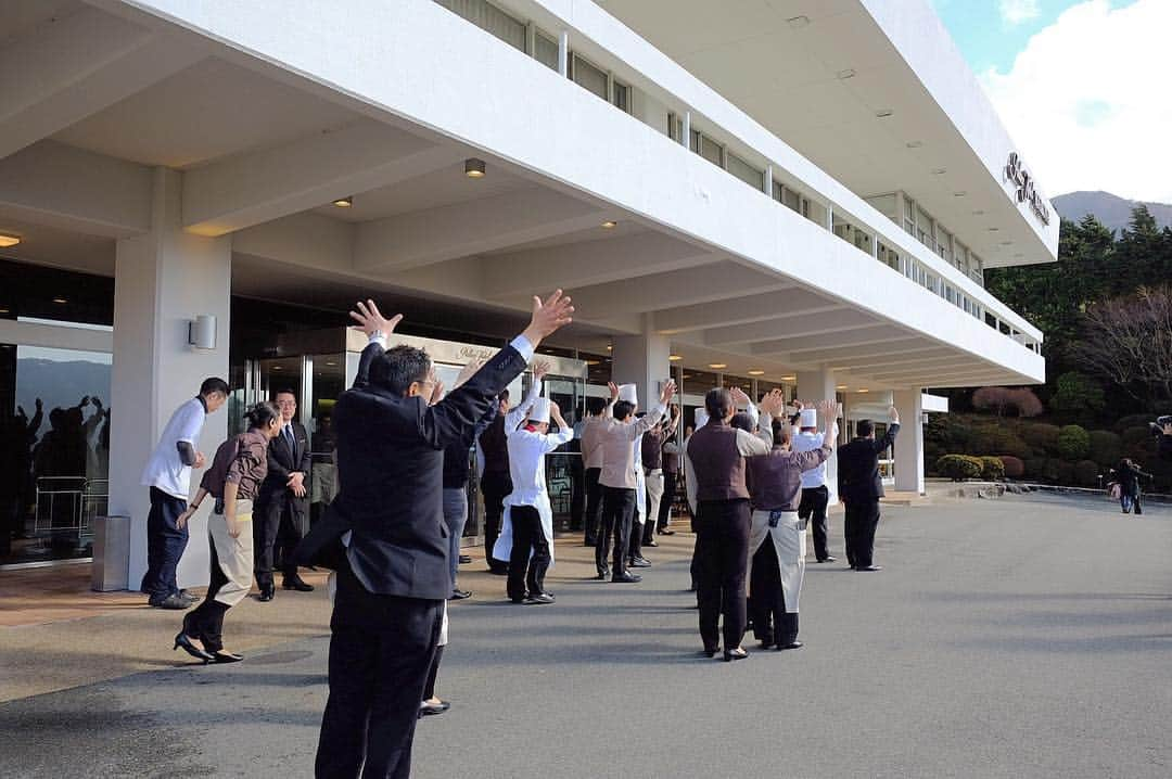 Palace Hotel Hakone / パレスホテル箱根のインスタグラム：「After the last guest had checked out, all the members of our staff saw our guests off outside the front entrance. 順々とチェックアウトされていくお客様。12時すぎに最後のチェックアウトが終わり、ホテルスタッフ総出でお見送り致しました。 #パレスホテル箱根 #PalaceHotelHakone #箱根 #hakone #閉館日 #ourlastday」