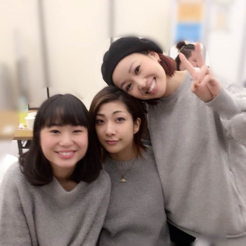 花瑛ちほさんのインスタグラム写真 - (花瑛ちほInstagram)「‪今日も2公演回ってきました！‬ ‪先日、久々3人そろったと思ったらまさかのグレーニットどん被り笑‬ ‪仲良すぎね😂💕とぅき💓‬ ‪それと今日の健太兵庫からのお弁当💓‬ ‪...無界屋ガールズが荒武者隊入ったら、負ける気しないけど大丈夫？笑‬ ‪健太くんありがとう✨‬ #moderobe」1月9日 23時29分 - eichan1117