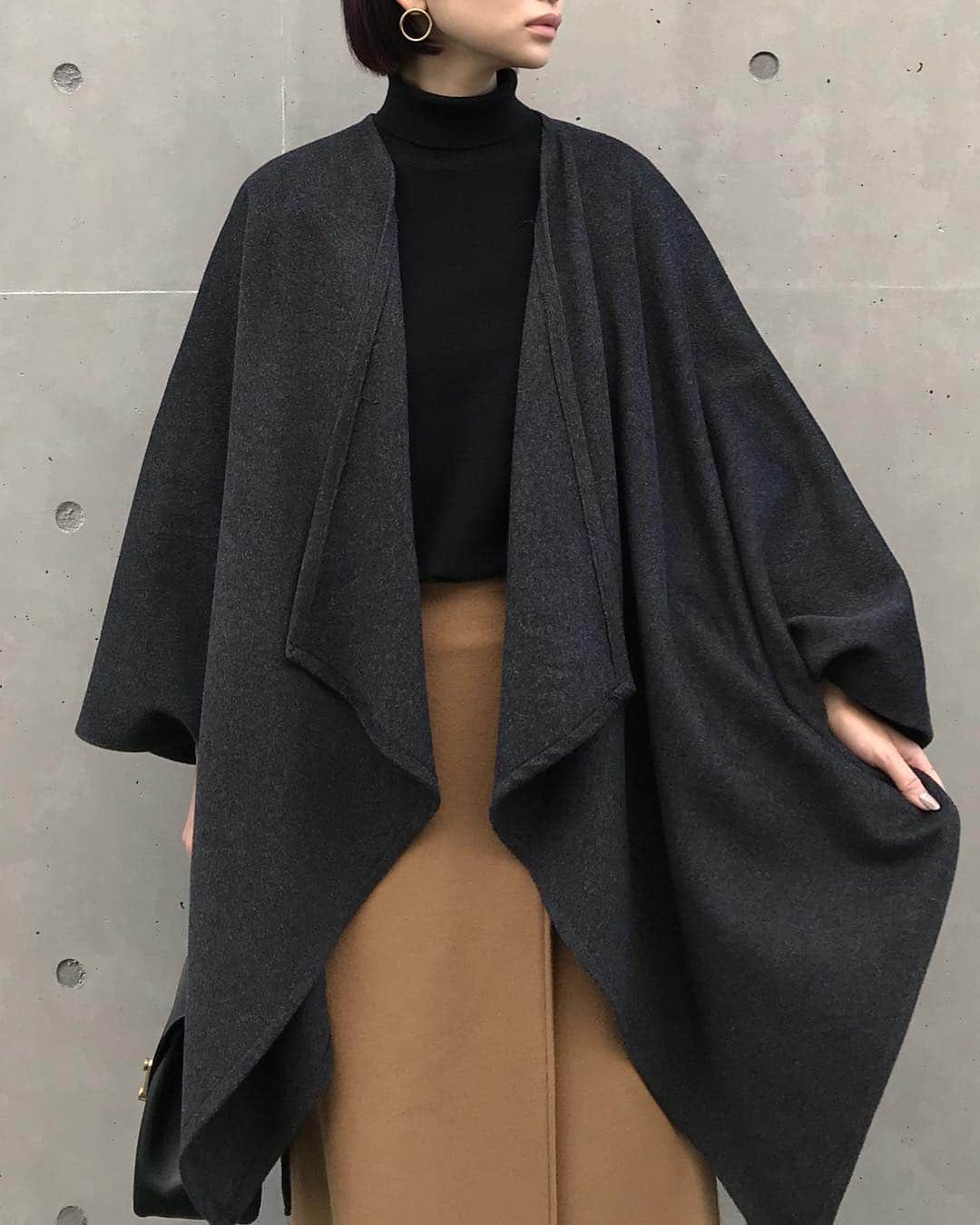 中村真里さんのインスタグラム写真 - (中村真里Instagram)「. 肌触りがなめらかで、 ソフトな風合いのウールを使用したビッグケープ。 トレンドのボリュームスリーブや ドルマンニットの上から 着用できるアウターです☻ こちら店頭にて発売しております。 私が着用しているのはグレー。 ネイビー、ブラックのご用意もございます✨ . #RIMARK#リムアーク」1月10日 0時10分 - _marinakamura_