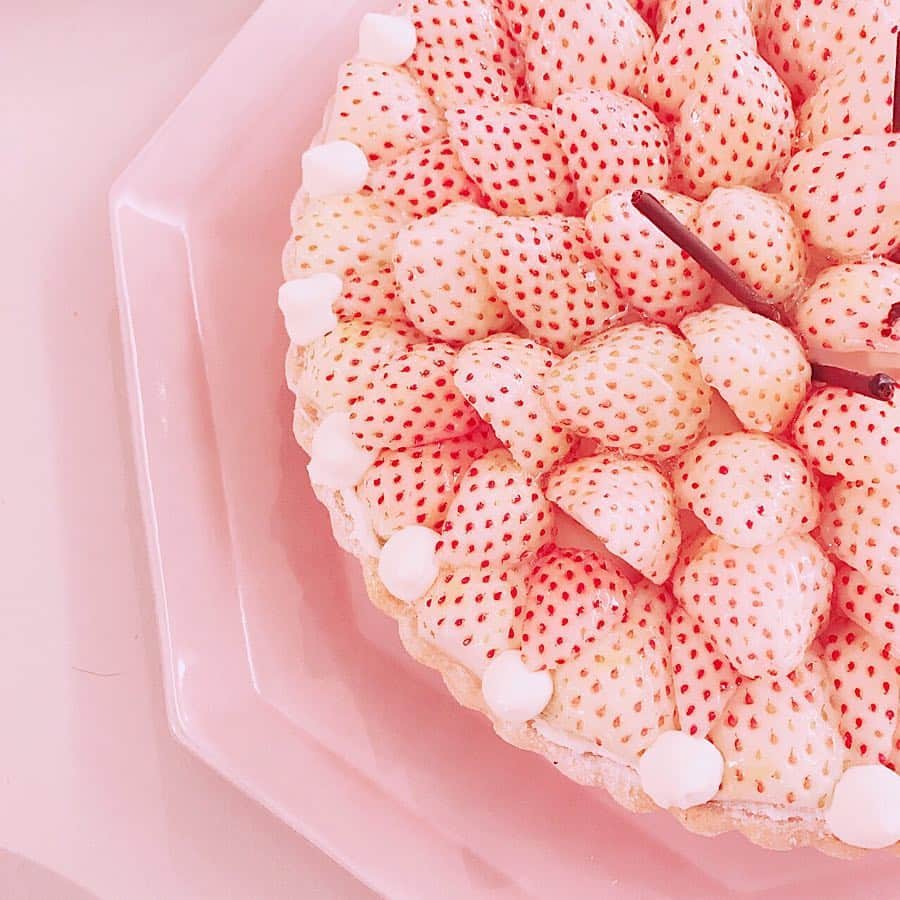 HALCALIのインスタグラム：「我が家でのご飯会🎶可愛い白いちごのタルトで友達の嬉しい門出をお祝い🍓プレート倒れて字がグシャグシャになってたけど😂いっぱい笑って美味しくってご飯も喜んでもらえたみたいで嬉しかった☺️🎉それにしてもこのタルト美味しすぎたな♡ #白いちご #strawberry #whitestrawberry #kikof #pink #polkadot」