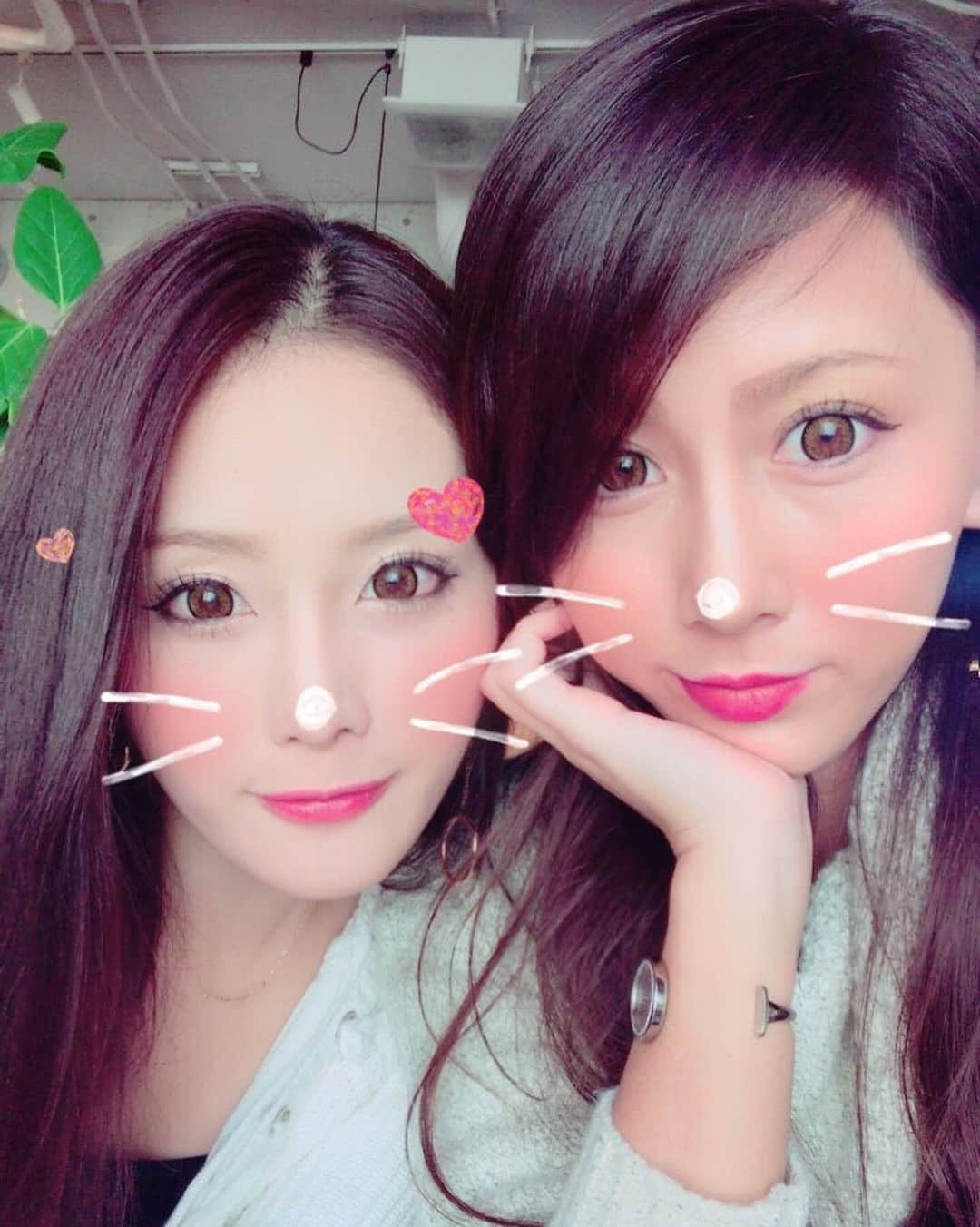 CHIHAさんのインスタグラム写真 - (CHIHAInstagram)「みんないつもいっぱいコメントありがとう❤️❤️❤️ コメント共感でしかなかったわ(´；Д；`)！！ 私はなかなか人を恋愛として好きになれないし、好きになった人が好きって感じだな、最近。 ・ ・ ・ でも、昔から思うのは携帯もなにもなくてもディズニーランドの待ち時間とか一緒に楽しめちゃうような人が好き❤️ 細かいところに気づける頭の良さがあり、でもいたずらっ子でおちゃめな少年みたいな人が好き。 ・ ・ ・ 変わってるって言われるんだけど、私は私に出来ることができない人がいいの。笑 料理できる男の人より、できない人の方が好き😂💗 尽くせる相手というか、尽くしたいと思える人じゃなきゃ無理だなって気づいた🧐👍 ちょっと太ったりしたら注意してくれて、でも普段いっぱい褒めてくれたり可愛がってくれる人がいい❤️ 理想は安心させてくれる人。 ・ ・ ・ 私の恋愛については今月号の姉agehaで赤裸々に本心を語らせてもらってるページがあります。笑  三十路まで独身とか、人生計画狂いまくりだぜっ❤️頼みますよ東京大神宮様！！ ・ ・ ・ #おそらく20代最後のプリクラ #目が怖くなるから半分つぶってやったぜ #ちょうどよくなった  #ニヤニヤ #プリクラよりsnowの方が盛れる時代  #プリクラ #ぷりんと倶楽部 #プリ  #ノリで撮った #ゲーセン #おばさんじゃないよお姉さんだよ」1月9日 17時48分 - chiha6170