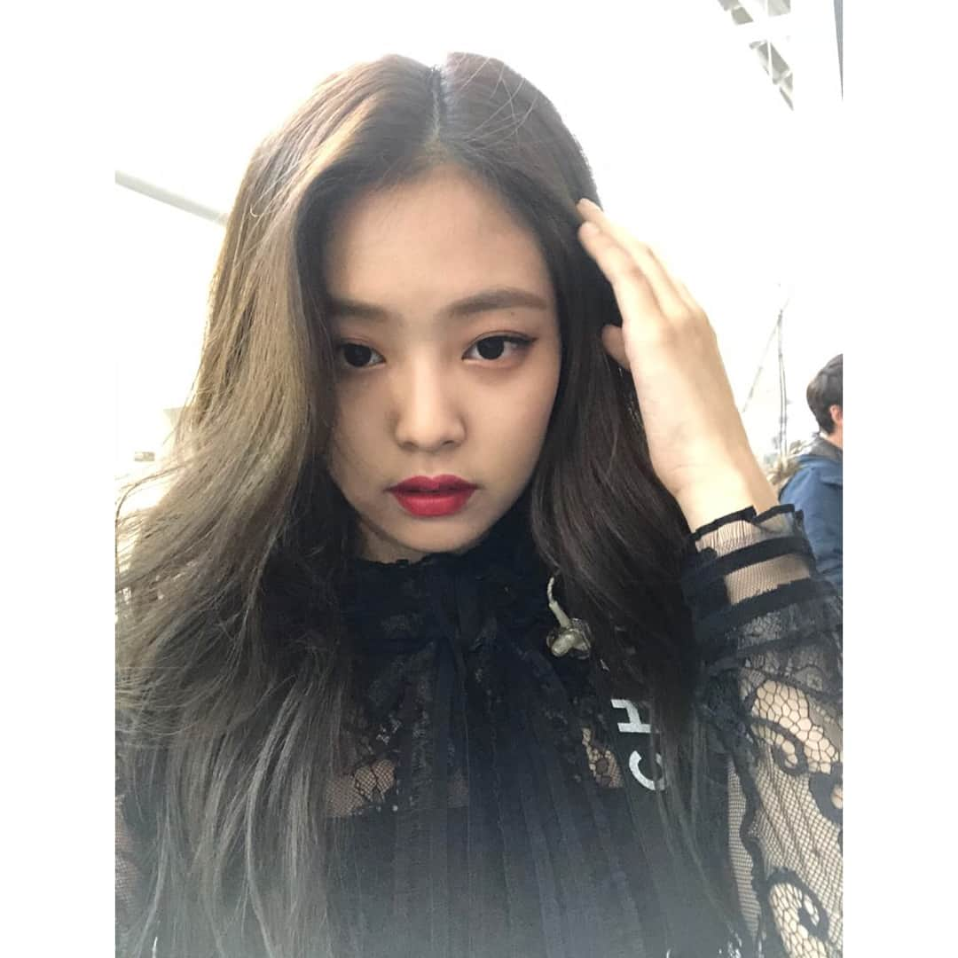 BLACKPINKさんのインスタグラム写真 - (BLACKPINKInstagram)「#BLACKPINK#JENNIE#IMISSMYBLINKS#우리블링크보고싶다#내일보아요 🖤❤️🖤❤️ stay warm stay happy 🖤❤️🖤❤️」1月9日 18時02分 - blackpinkofficial