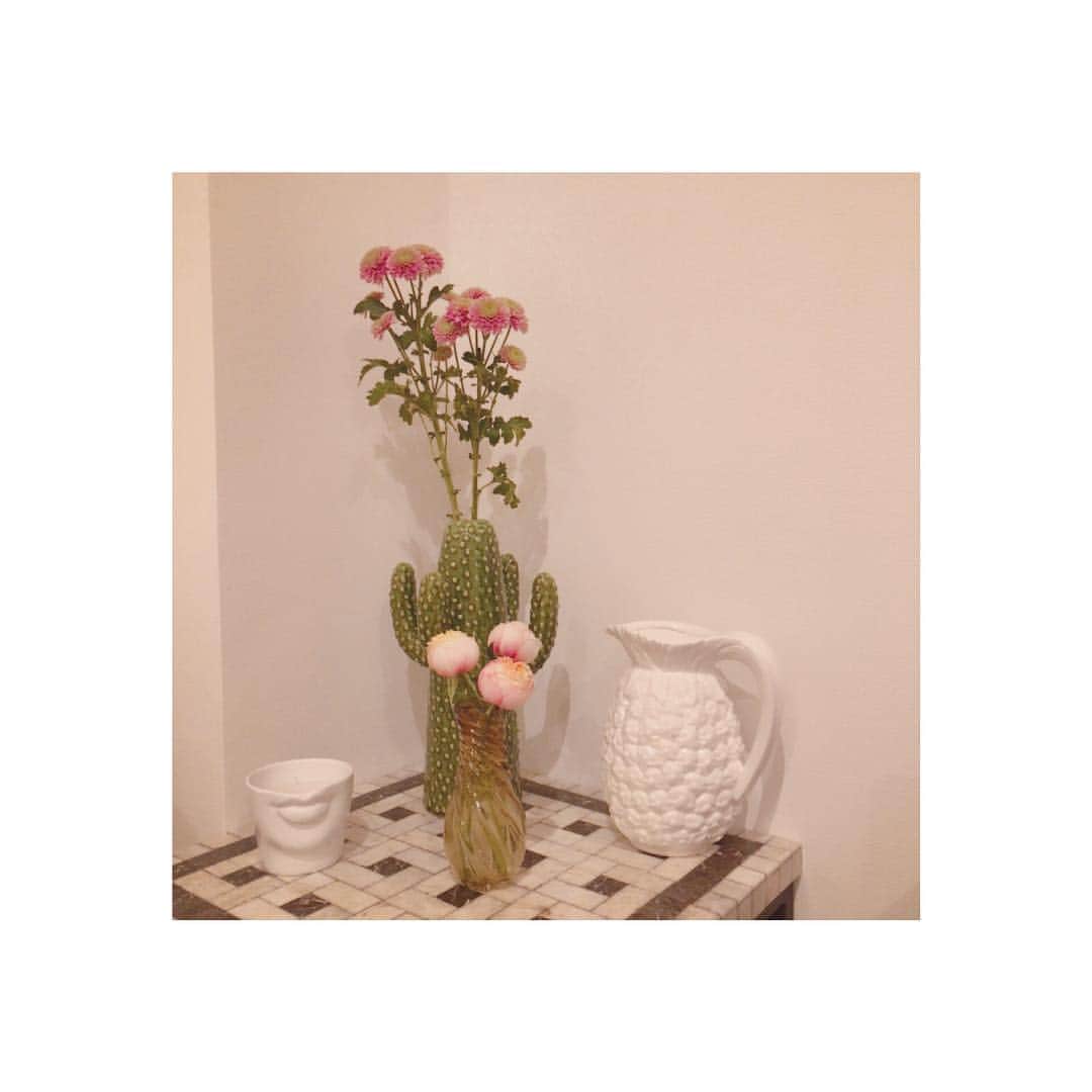 高橋愛さんのインスタグラム写真 - (高橋愛Instagram)「ボイトレまで時間があったから お花やさん寄って来た🌷 お花と真ん中の花瓶以外は 全部 @zozotown_official で 買ったやつ。 zozoってなんでもあるね すごね #zozotown #なんでもポチっちゃう」1月9日 18時15分 - i_am_takahashi