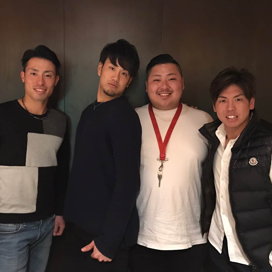のインスタグラム：「あけましておめでとうございます🌅  昨日は第2回目のファンミーティングを行いました。  楽屋の様子も交え報告( ^ω^ )  今シーズンも梅野隆太郎への熱い声援よろしくお願いします^ ^  頑張れ！梅野選手、江越選手、中谷選手！！ (チーム梅野スタッフ)  #阪神タイガース #44 #梅野隆太郎 #梅ちゃん  #中谷将大 #江越大賀 #梅カフェ2nd #梅カフェ  #bigfumi」